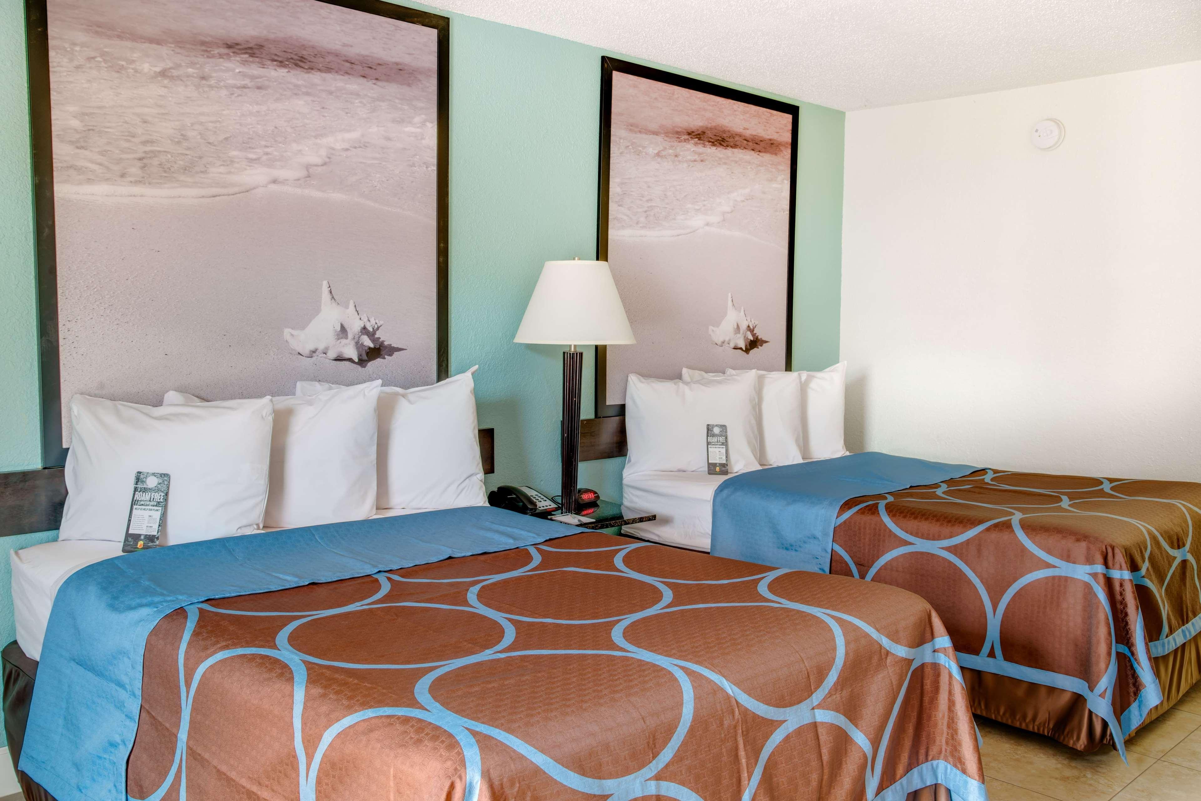 Super 8 By Wyndham St. Petersburg Hotel Bagian luar foto