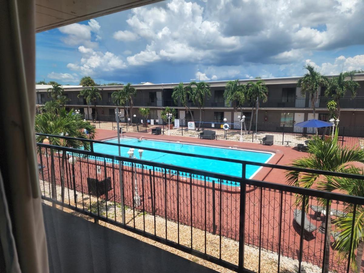 Super 8 By Wyndham St. Petersburg Hotel Bagian luar foto