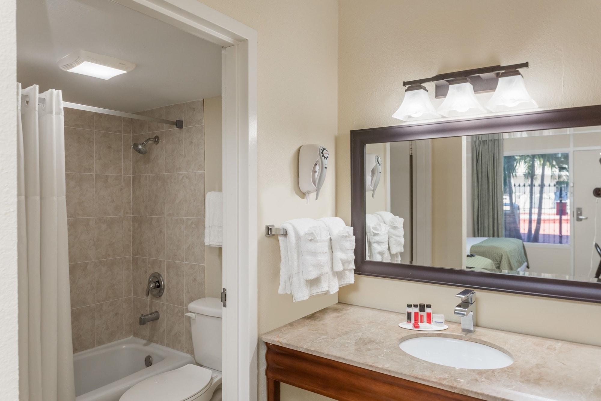 Super 8 By Wyndham St. Petersburg Hotel Bagian luar foto
