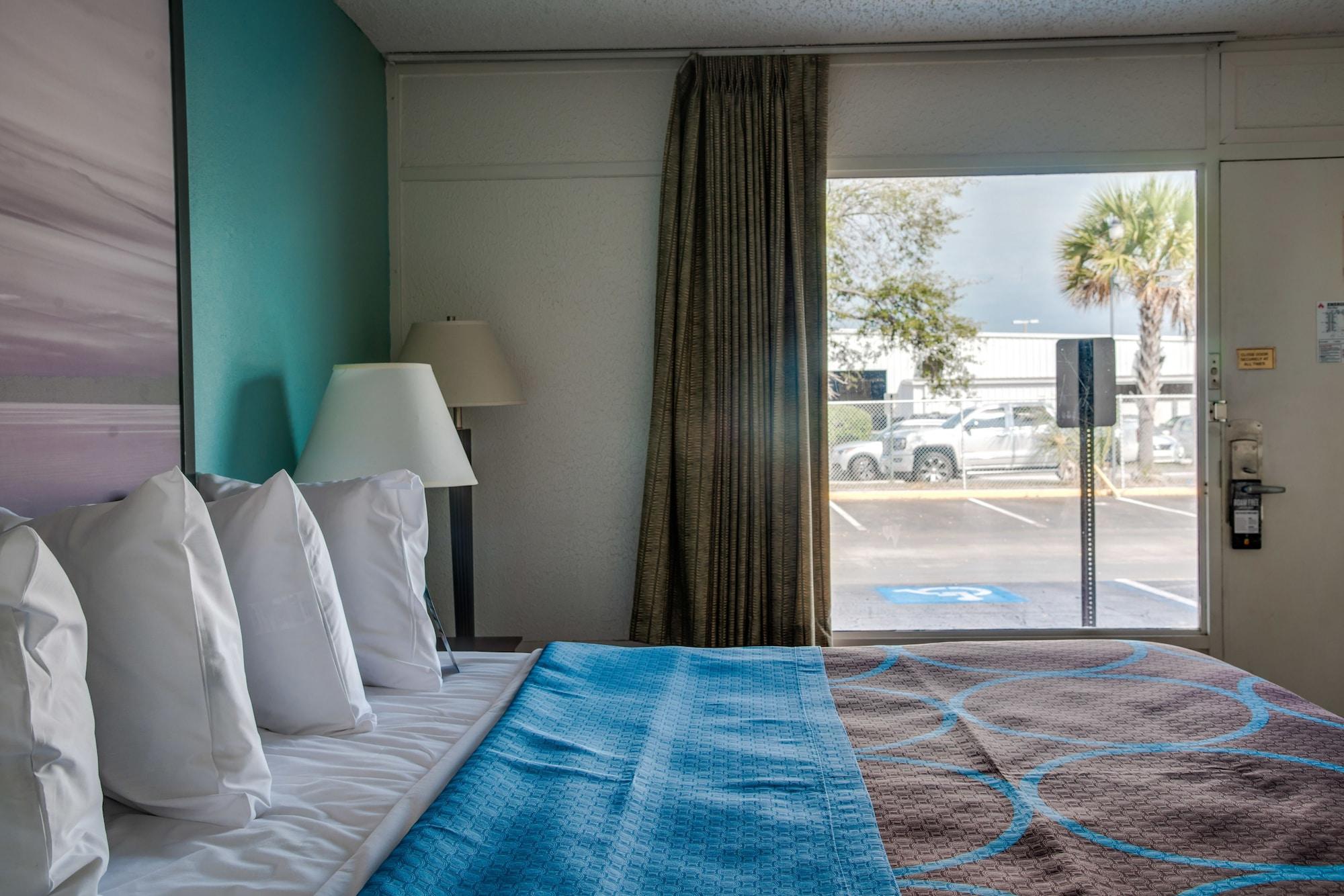 Super 8 By Wyndham St. Petersburg Hotel Bagian luar foto