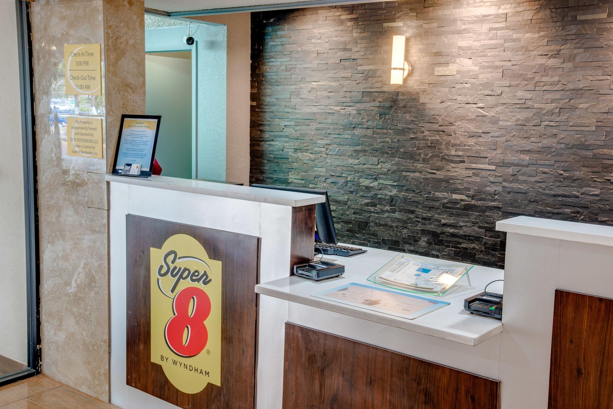Super 8 By Wyndham St. Petersburg Hotel Bagian luar foto