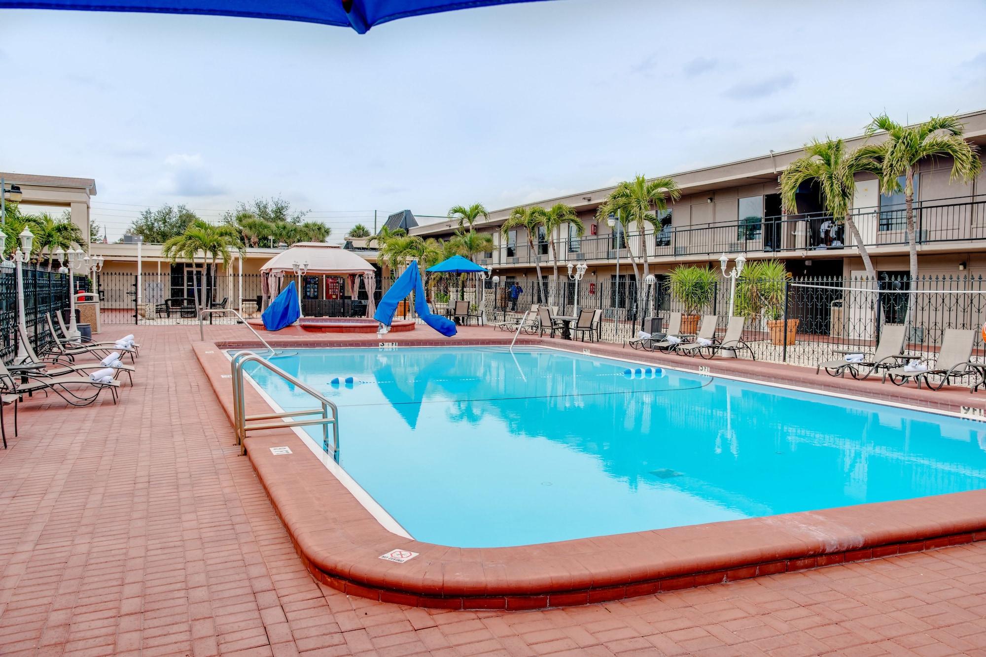 Super 8 By Wyndham St. Petersburg Hotel Bagian luar foto