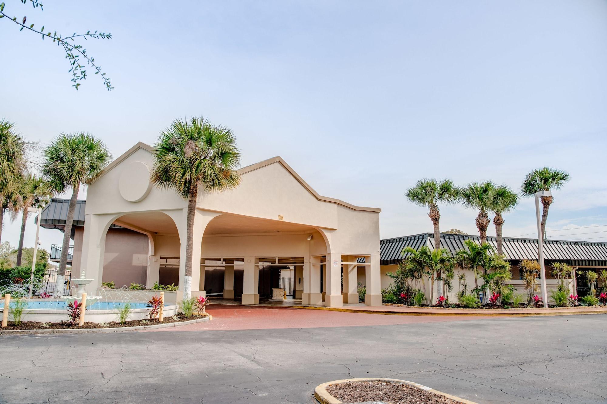 Super 8 By Wyndham St. Petersburg Hotel Bagian luar foto